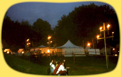 Lager bei Nacht